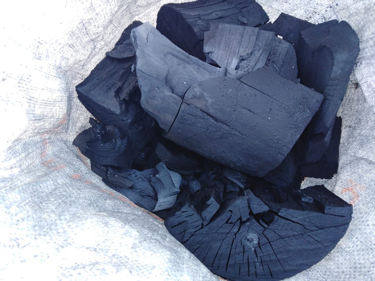 Уголь древесный оптом от производителя. Древесный уголь (береза, 3 кг). Уголь березовый марка а (5кг). Древесный уголь в мешках. Древесный уголь в полиэтиленовых мешках.